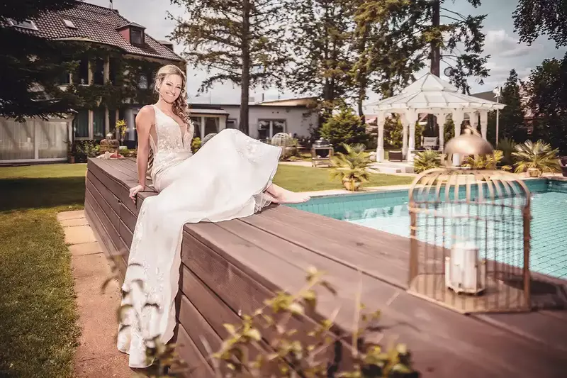 Braut im Garten am Pool des Hotel Zur Heimat Weiden, Pavillon im Hintergrund