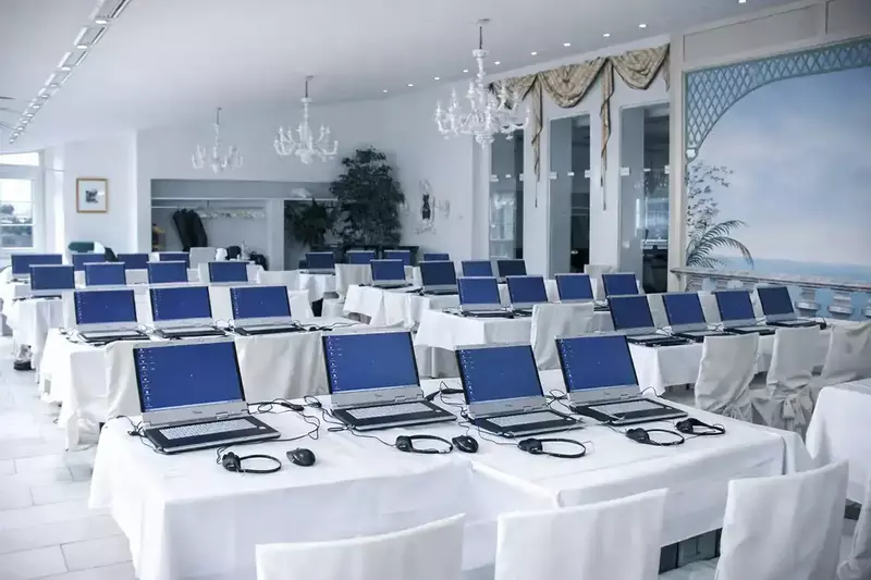 Heller Tagungsraum im Hotel Zur Heimat Weiden mit bestuhlten Tischen und Laptops